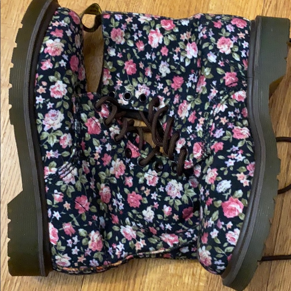 FLOWERED DOC MARTENS